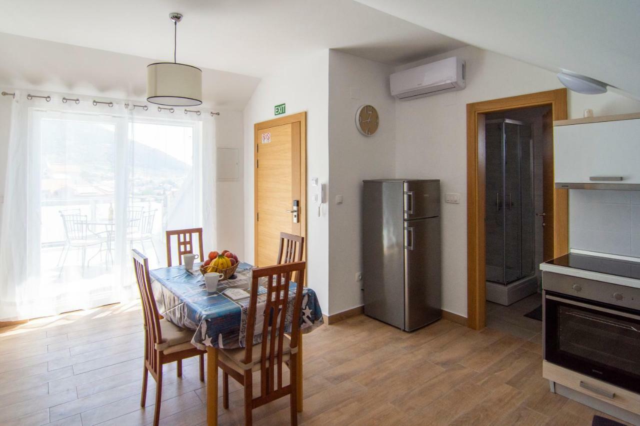 Apartments Sara Бол Екстериор снимка
