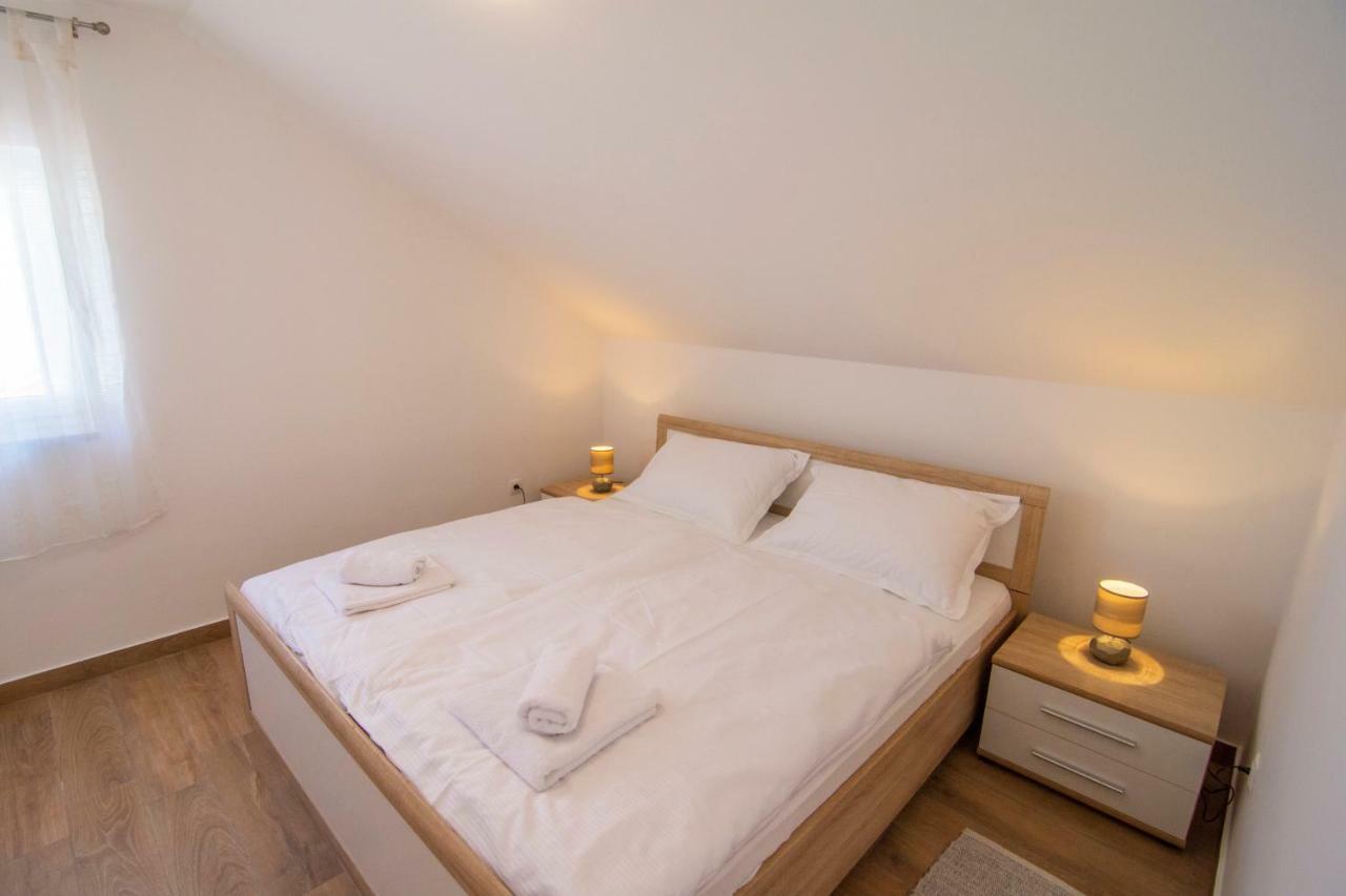 Apartments Sara Бол Екстериор снимка